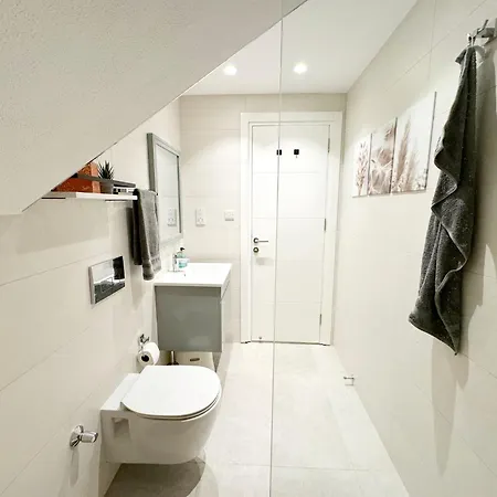 F16 Deja Blue With Rooftop Terrace דירה קיירניה