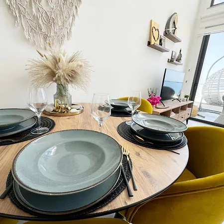 F16 Deja Blue With Rooftop Terrace קיירניה